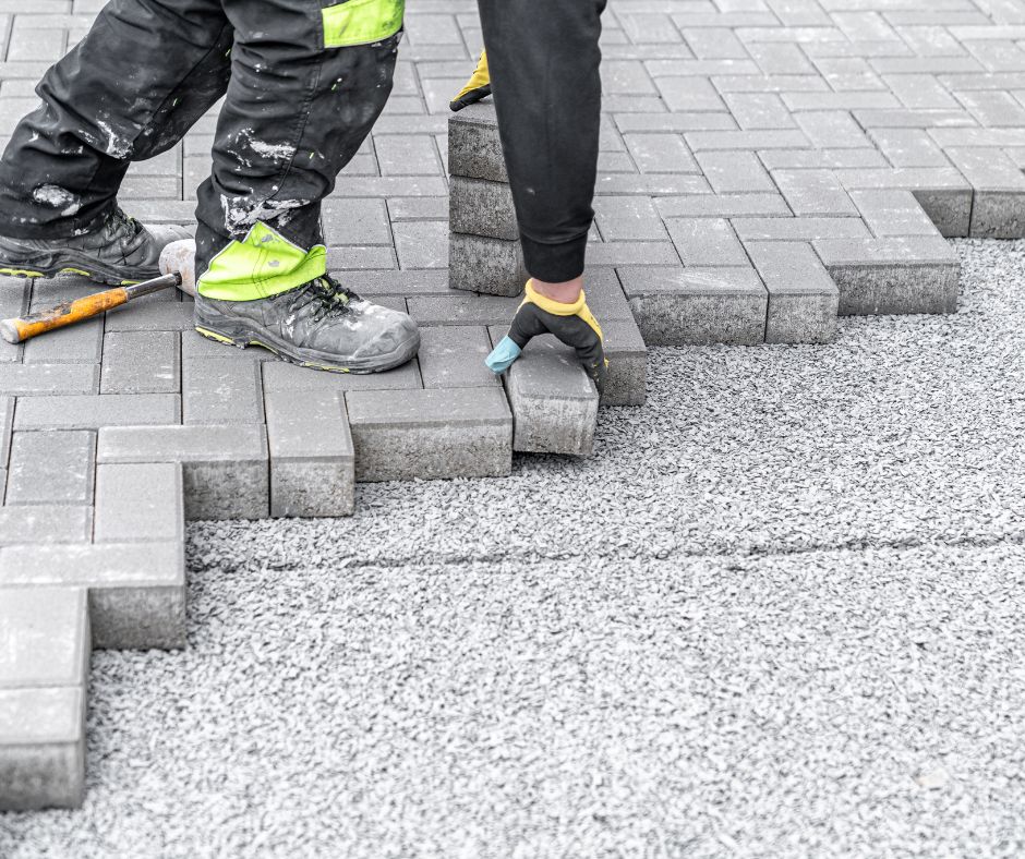 Stone, concrete, brick? A tough choice! Here's our guide to help you choose the best pavers for your backyard.