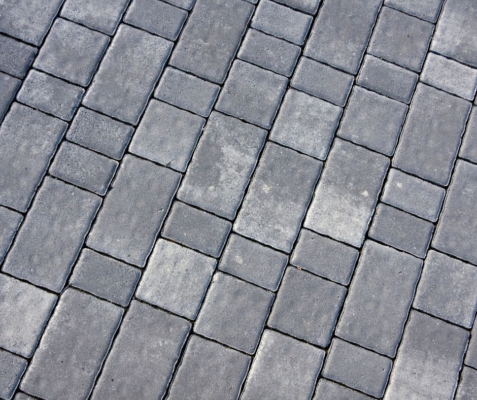 Stone, concrete, brick? A tough choice! Here's our guide to help you choose the best pavers for your backyard.