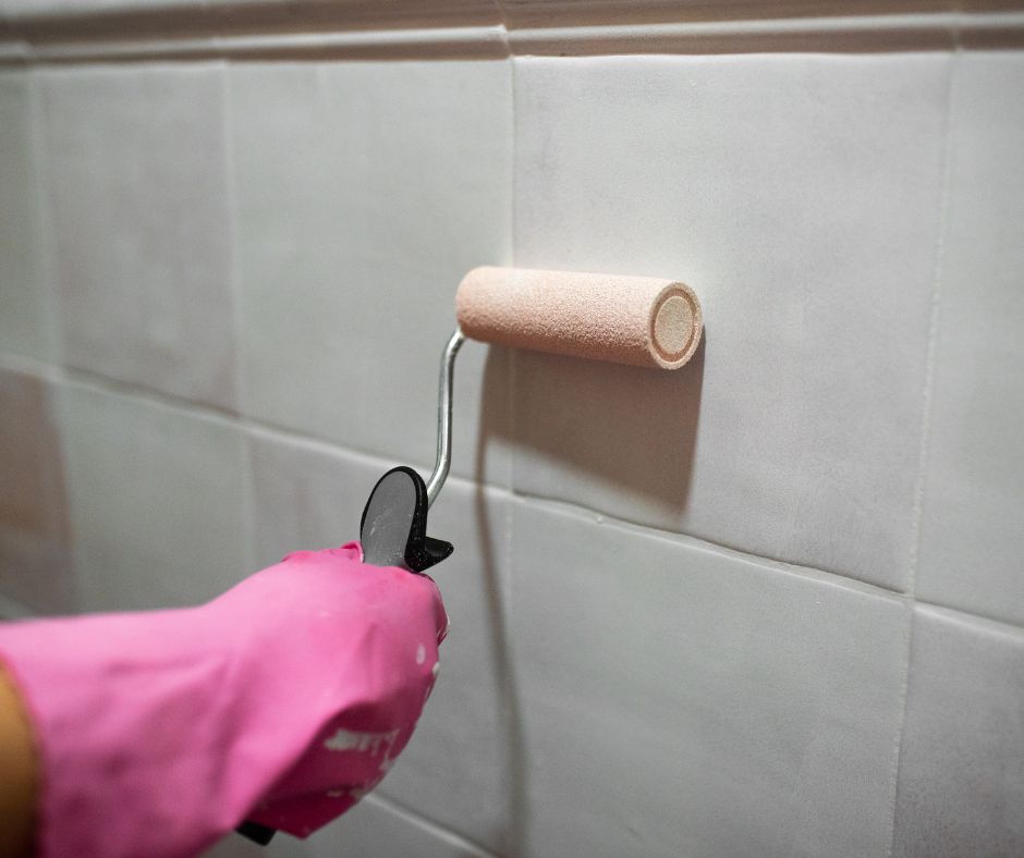 Are you thinking about painting your shower tiles? Learn about the pros and cons before you grab a paintbrush.