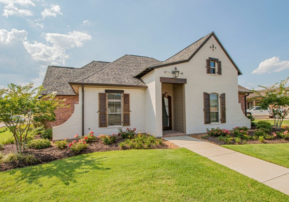 Transform your yard with easy landscaping ideas. Discover tips for plants, pathways, lighting, and decorative elements to boost your curb appeal. Read on!
